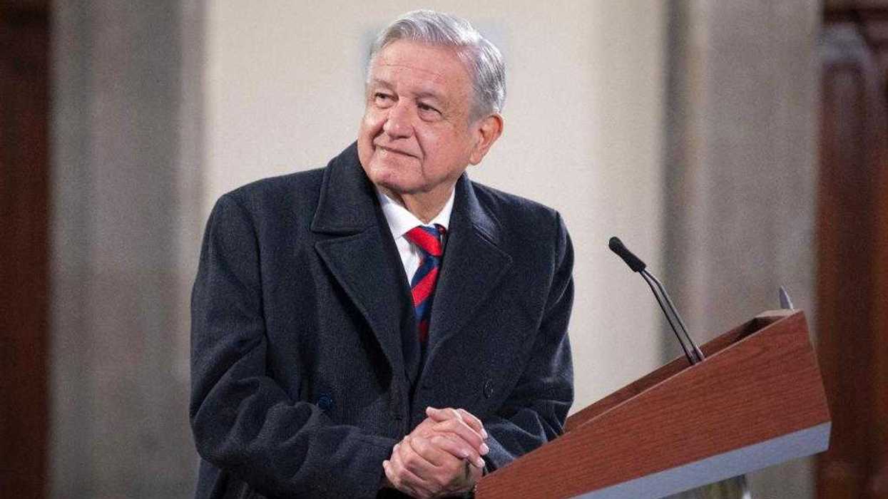 Policías resistieron históricamente en marcha #8M… el muro ayudó: AMLO.