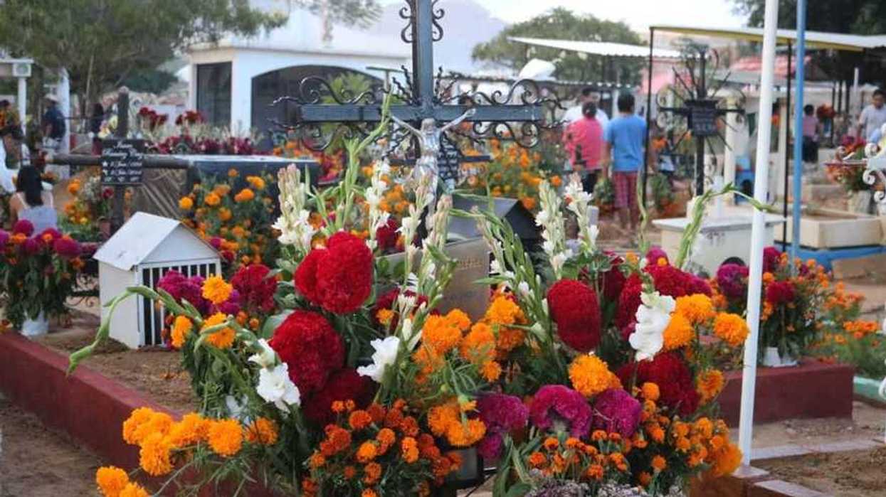 Jalisco llama a la población a no visitar panteones.