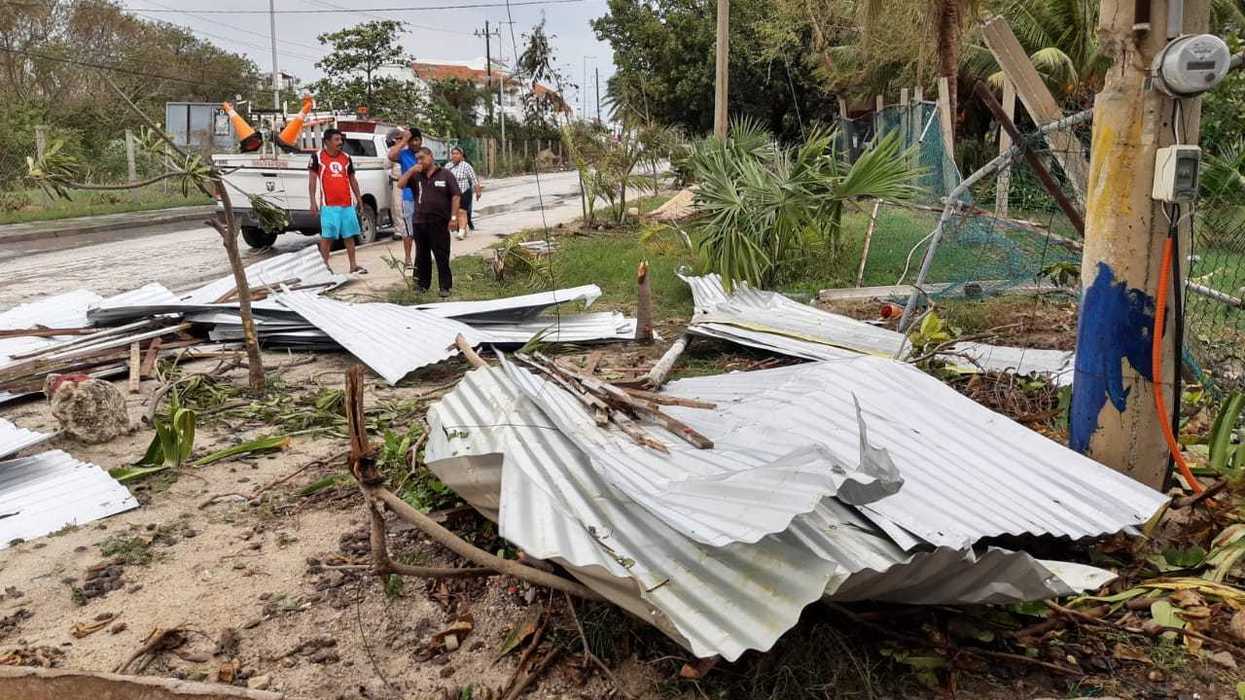 Hacen recorrido en Cancún en busca de posibles daños causados por 'Zeta'.