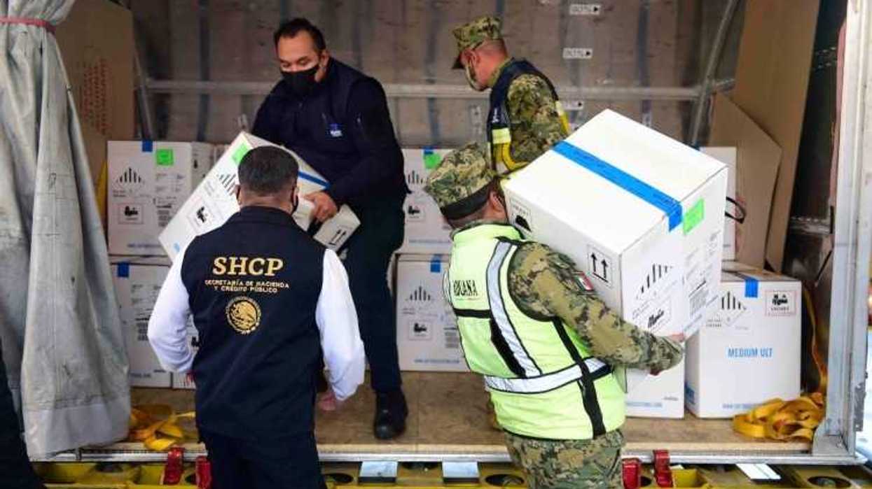Llegan las primeras vacunas COVID a Jalisco.