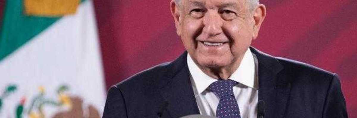 Presenta AMLO programa para médicos especialistas.