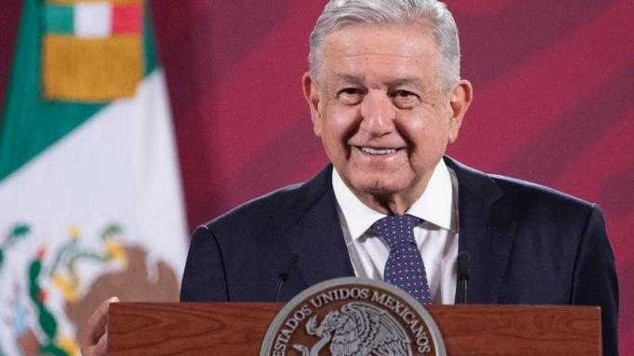 Presenta AMLO programa para médicos especialistas.