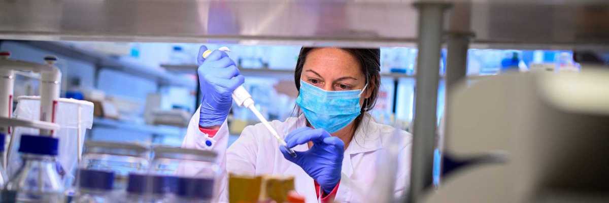 No descartan que el virus que causa la COVID-19 haya surgido en un laboratorio.