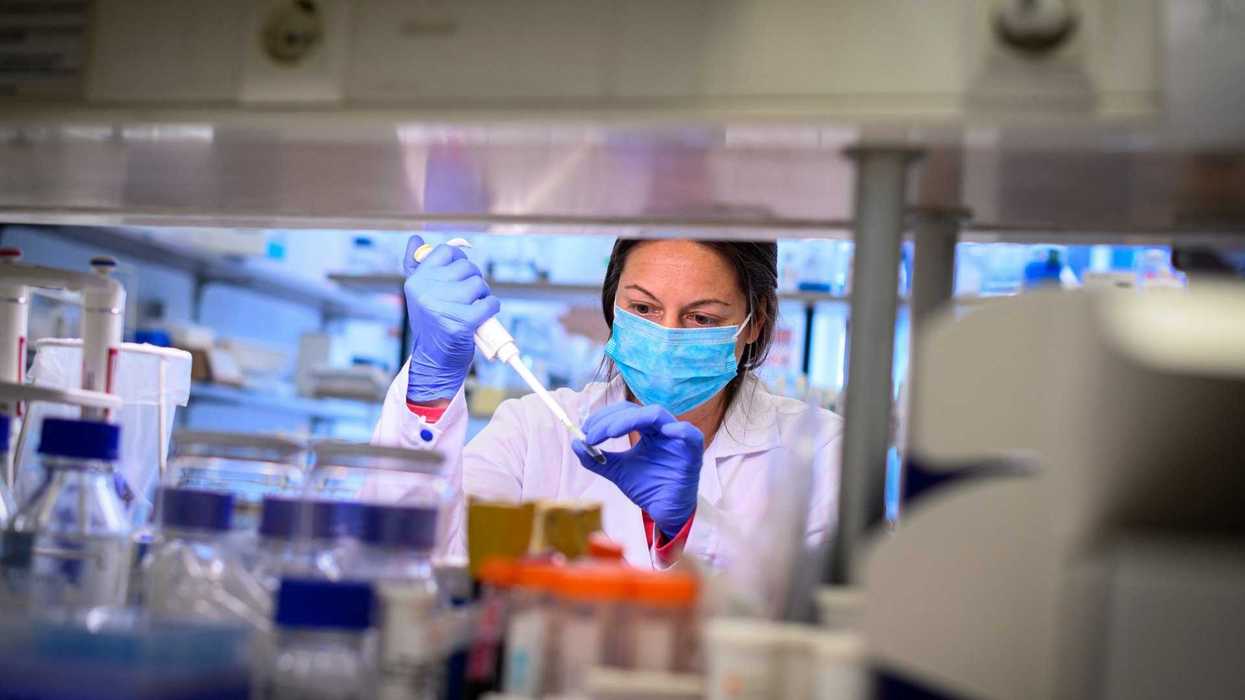 No descartan que el virus que causa la COVID-19 haya surgido en un laboratorio.