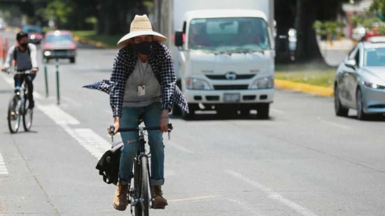 Construyen avenidas con ciclovía para brindar movilidad segura a ciclistas.