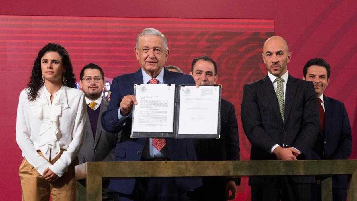 Firma AMLO iniciativa para "poner orden" en el outsourcing.