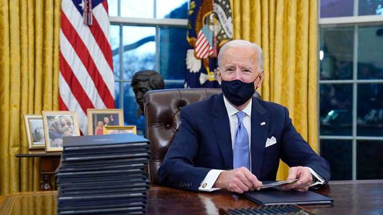 Joe Biden firma las primeras órdenes contra la pandemia.