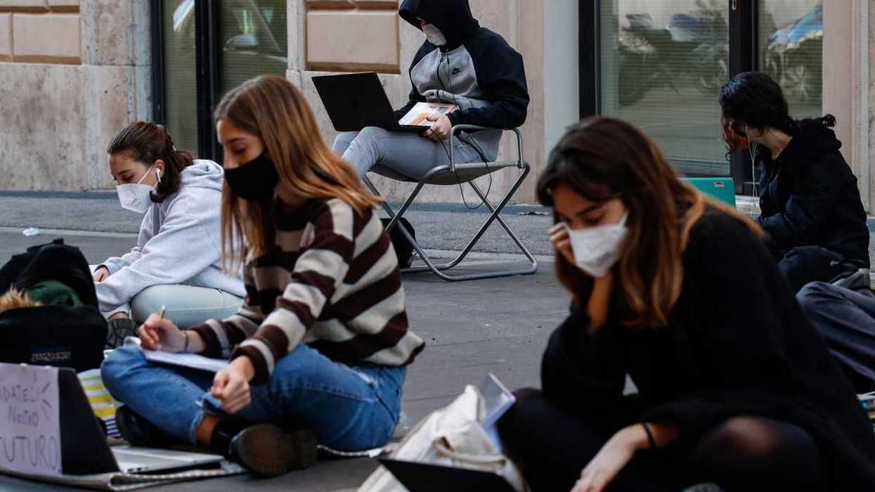 Se pueden evitar confinamientos aumentando medidas de protección: OMS.