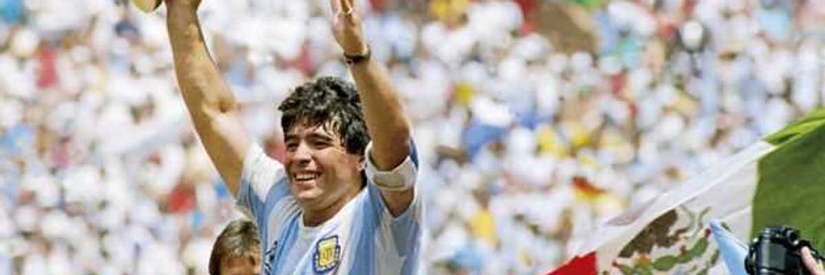 Muere el astro del Fútbol Diego Armando Maradona a los 60 años de edad.