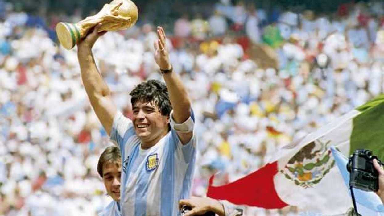 Muere el astro del Fútbol Diego Armando Maradona a los 60 años de edad.
