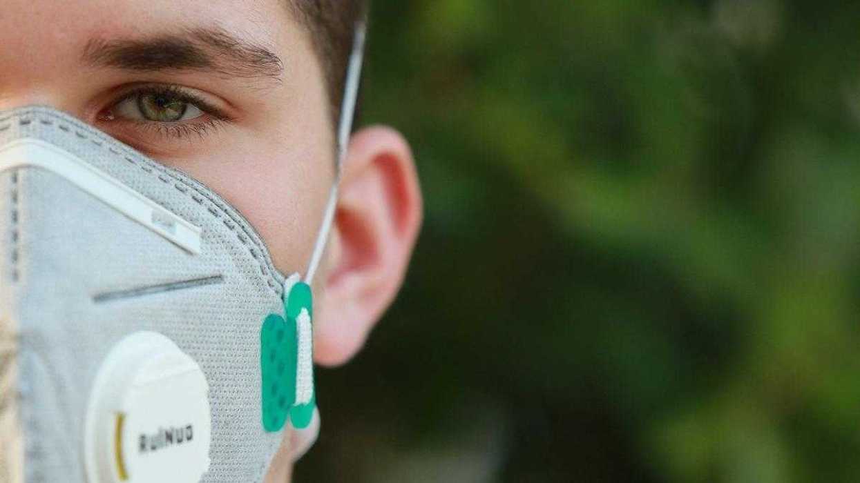 Cubrebocas con válvula son inservibles ante la COVID-19.