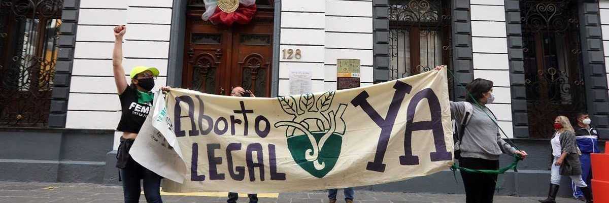 Protestan en Puebla grupos en contra, y a favor del aborto.