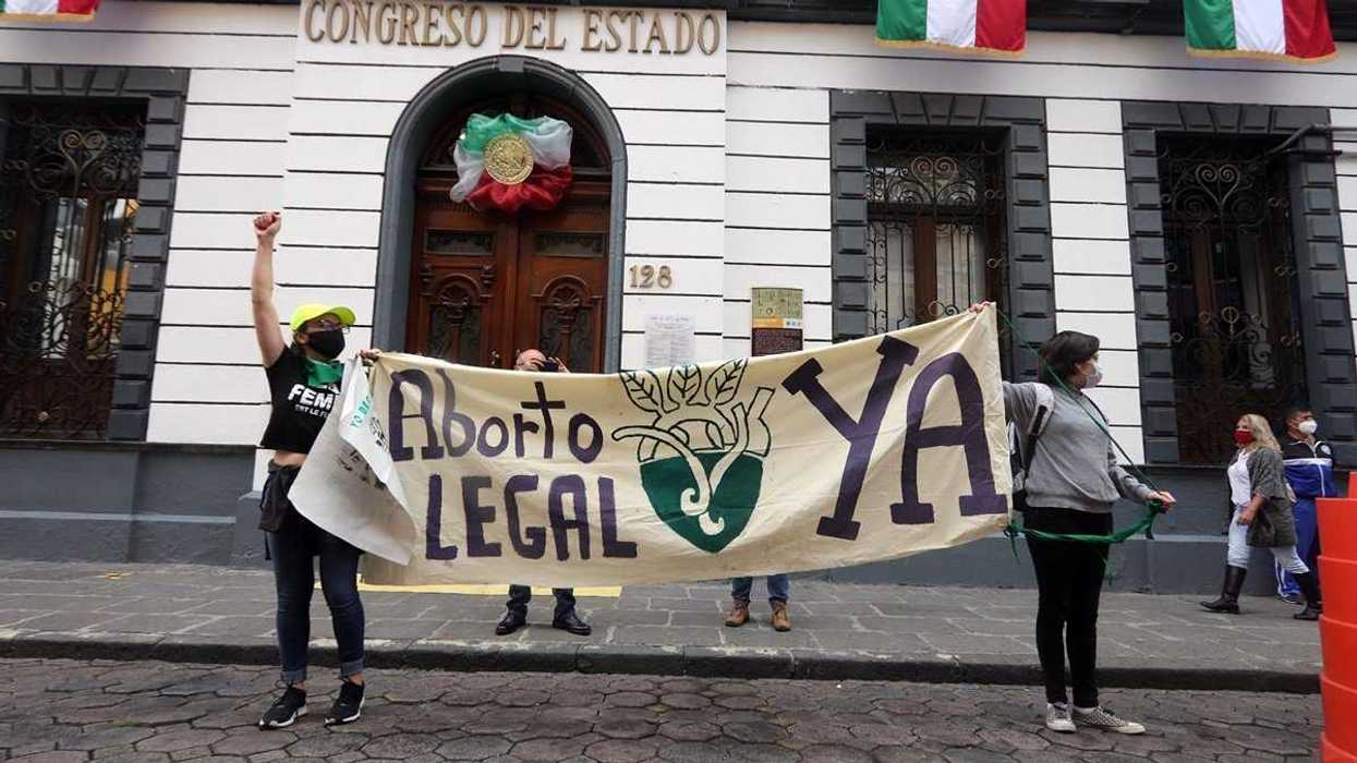 Protestan en Puebla grupos en contra, y a favor del aborto.