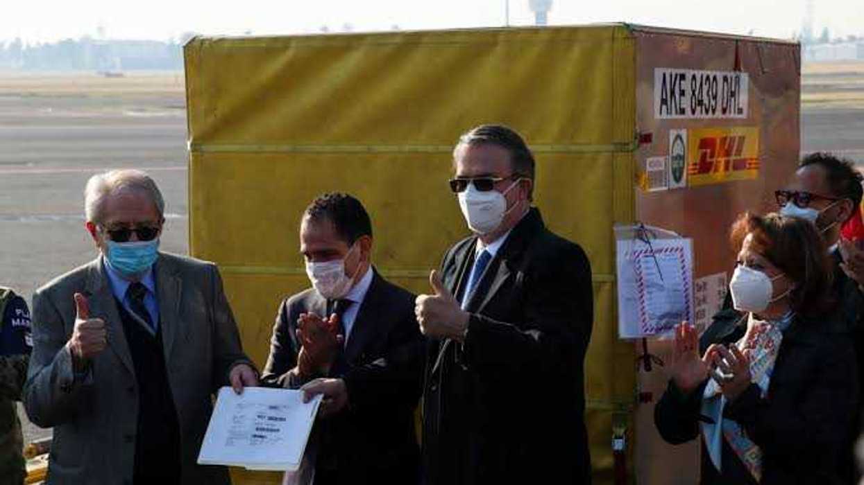 Llega el primer lote de vacuna contra COVID-19 a México.
