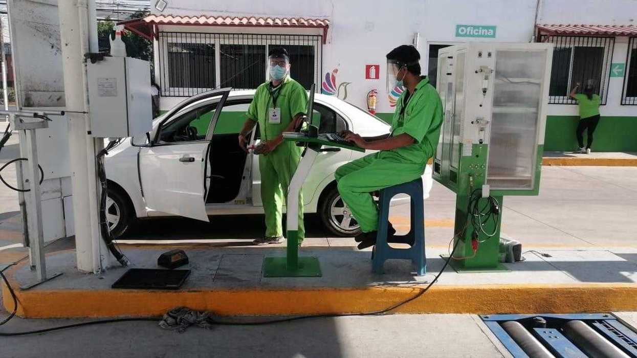 Ajustan horarios de atención en centros de verificación vehicular del EdoMex.