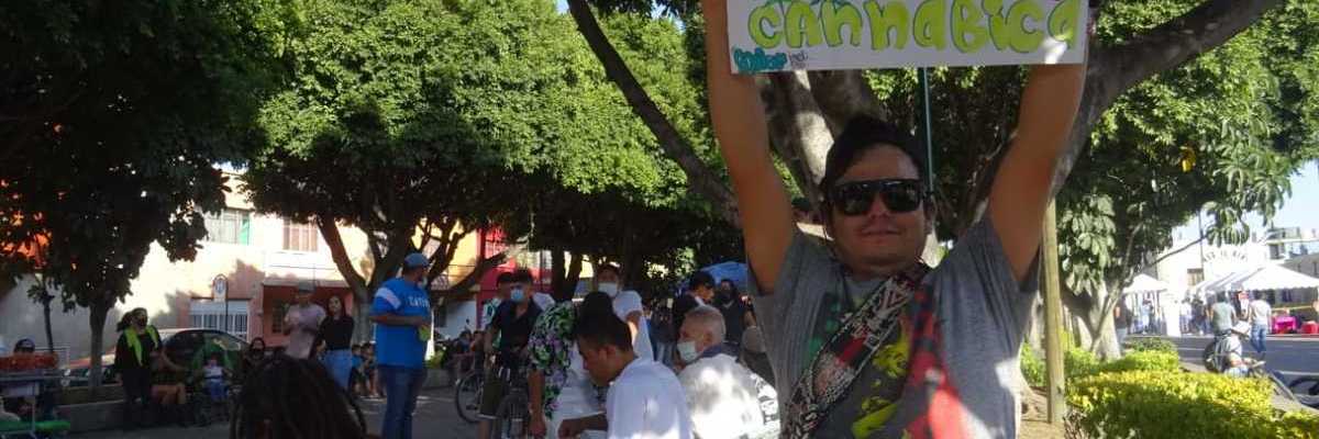 Hacen 'Fumatón' para legalizar la marihuana en Puebla.