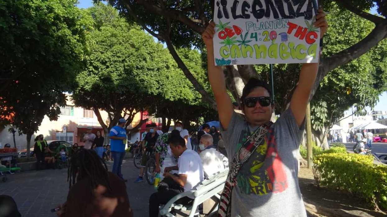 Hacen 'Fumatón' para legalizar la marihuana en Puebla.