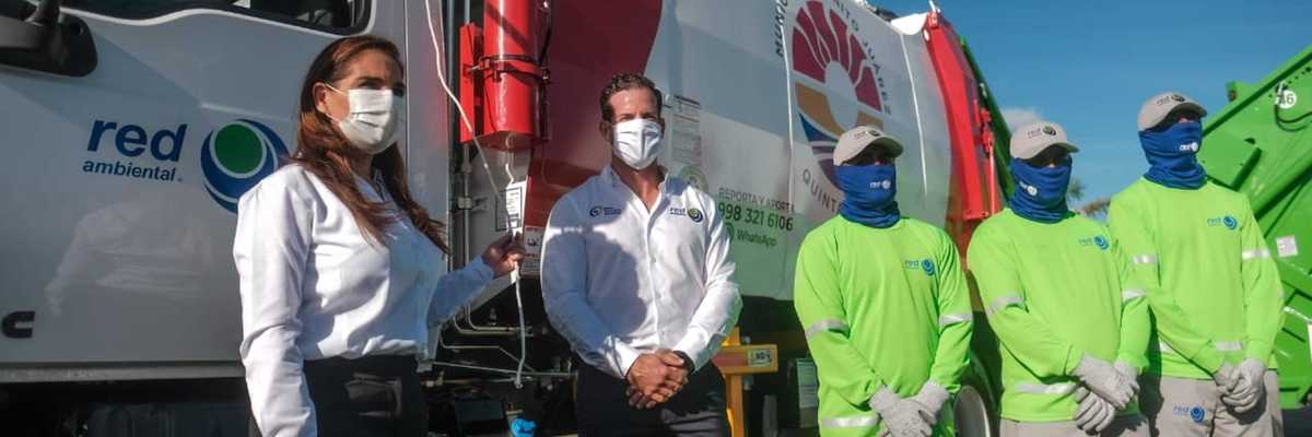 Manos a la obra y a los deshechos en Cancún.