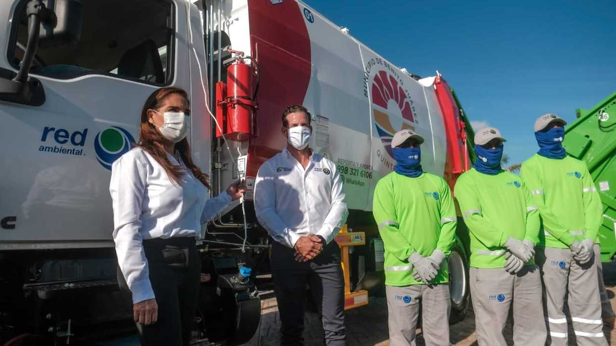 Manos a la obra y a los deshechos en Cancún.