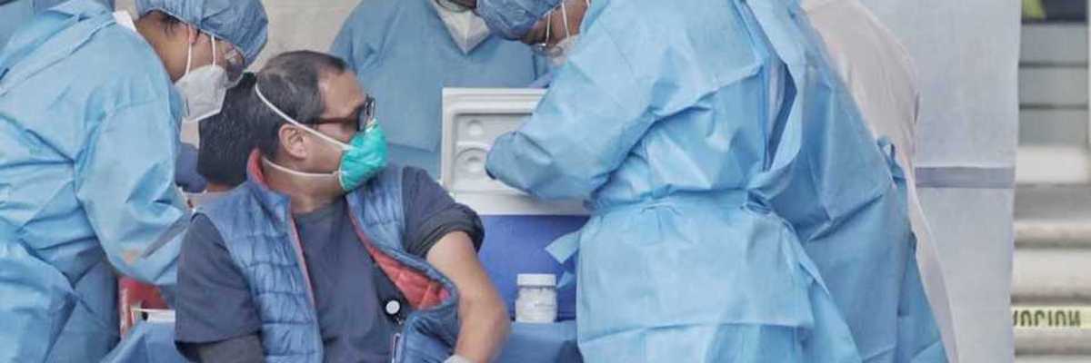 Inicia primera fase de vacunación en Puebla.