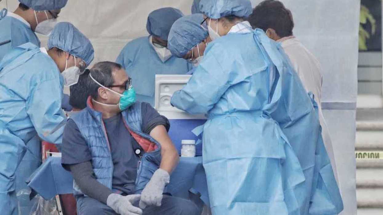 Inicia primera fase de vacunación en Puebla.