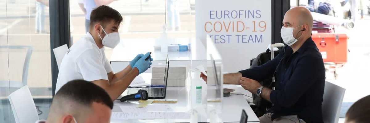 Instalan laboratorio para realizar pruebas COVID en el Auropuerto de CDMX.