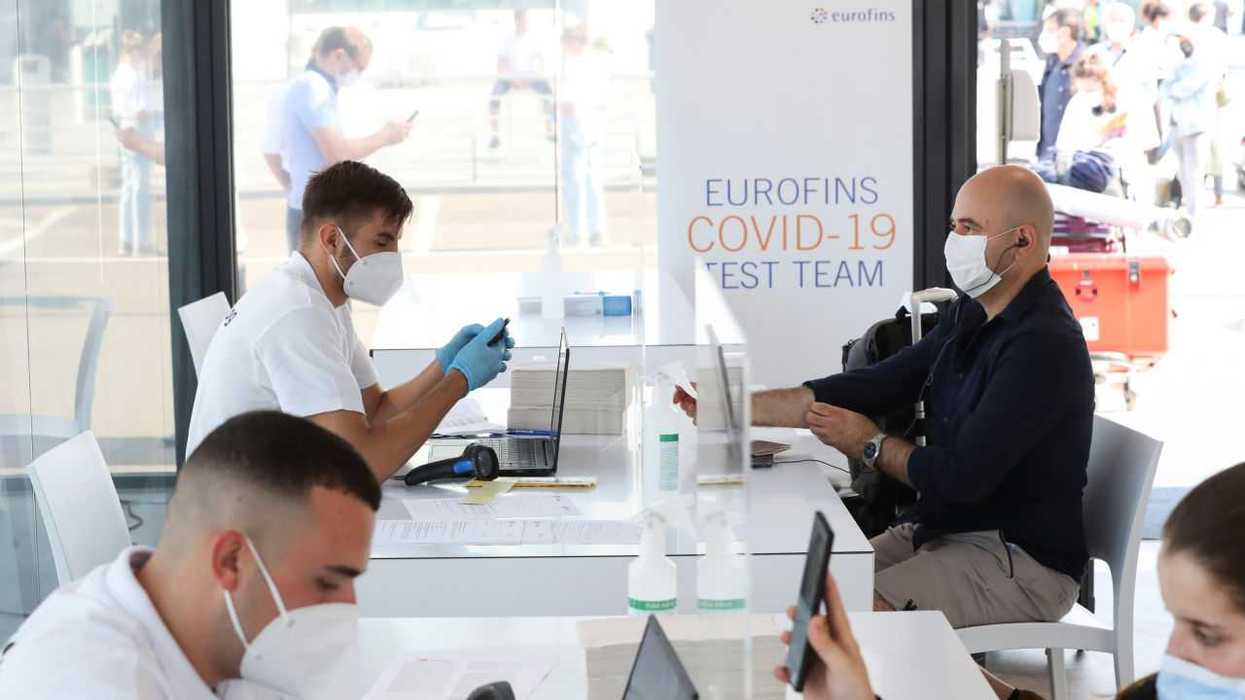 Instalan laboratorio para realizar pruebas COVID en el Auropuerto de CDMX.