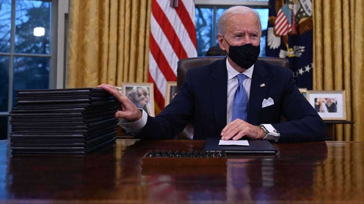 Firma Biden sus primeros decretos presidenciales.