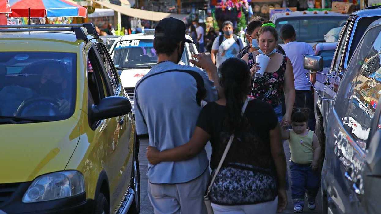 Aún con semáforo rojo en Puebla, no disminuye la movilidad.
