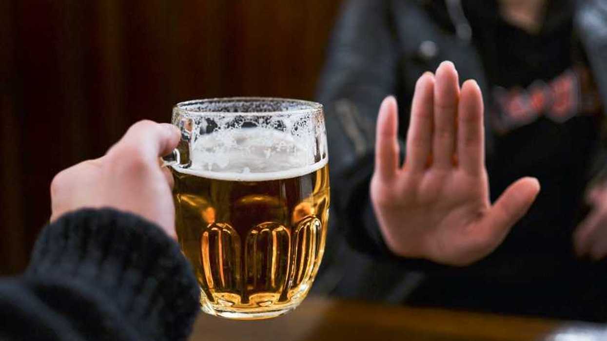 ¿Mezclar alcohol con la vacuna contra el coronavirus? Esto debes saber.