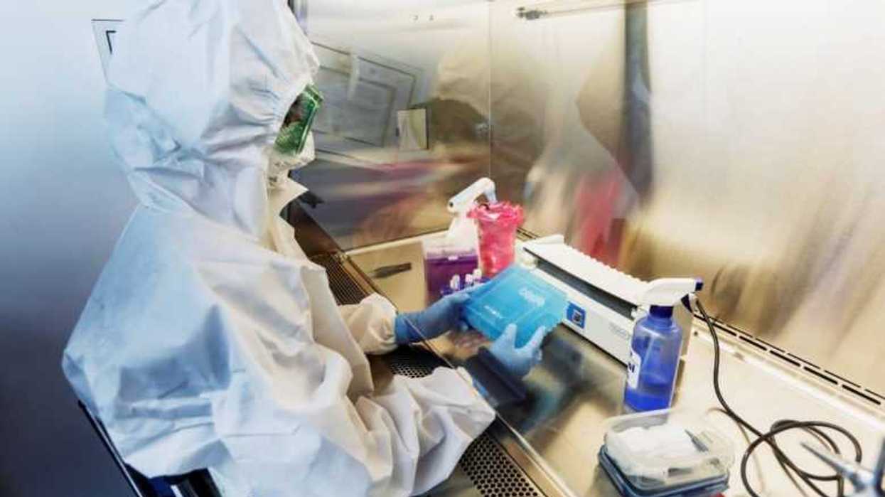 Variante del covid va a barrer el mundo: Sharon Peacock.