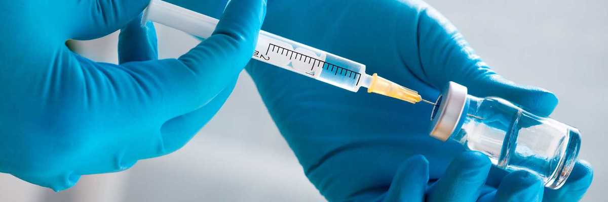 AstraZeneca alista otra versión de vacuna para nuevas cepas de COVID-19.