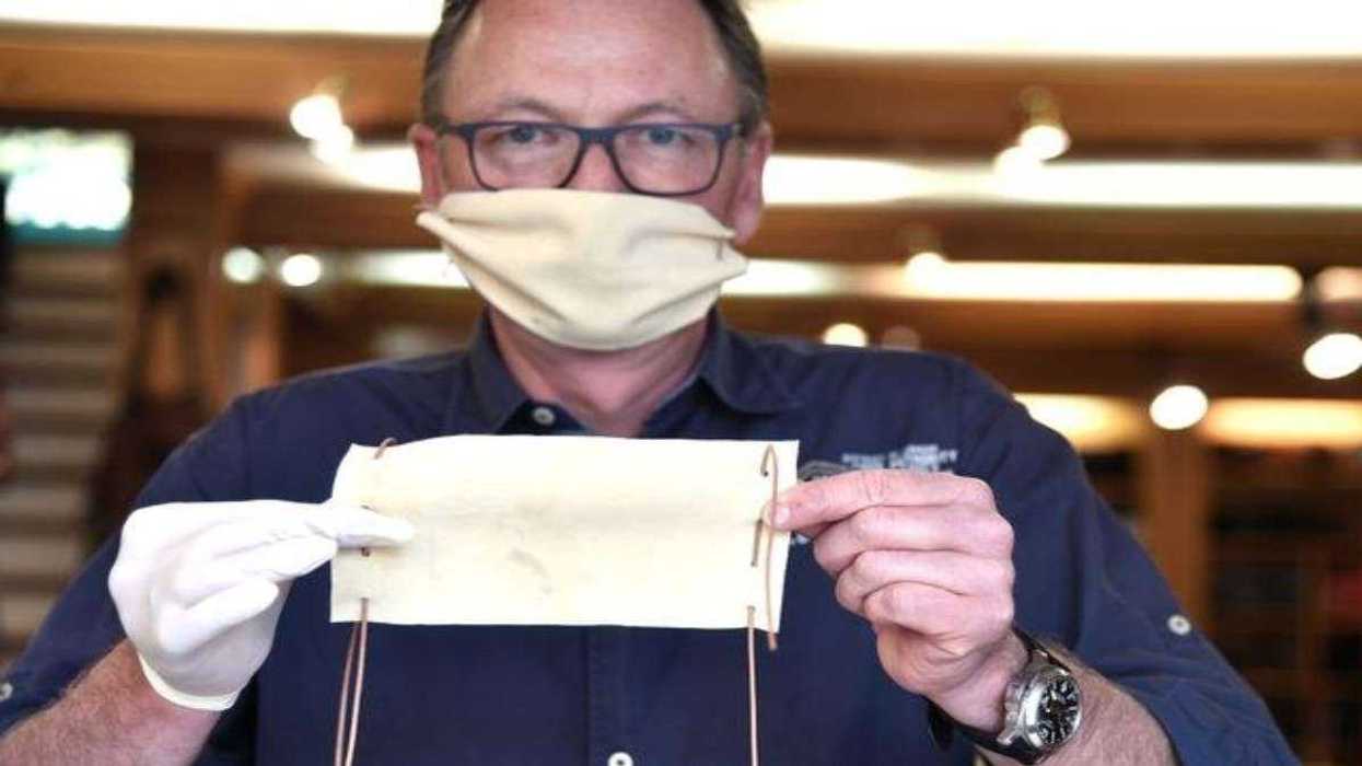 Recomiendan portar dos cubrebocas para evitar contagios de COVID-19.