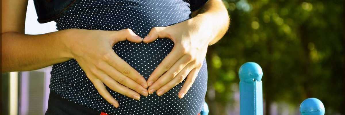 Estudian efectos de la vacuna contra COVID-19 en embarazadas.