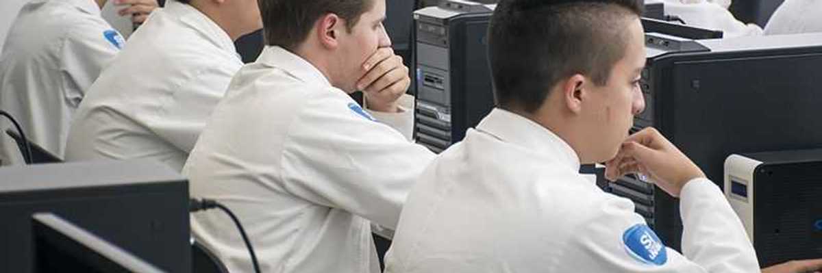 Alumnos de Medicina en CDMX vuelven a las aulas.