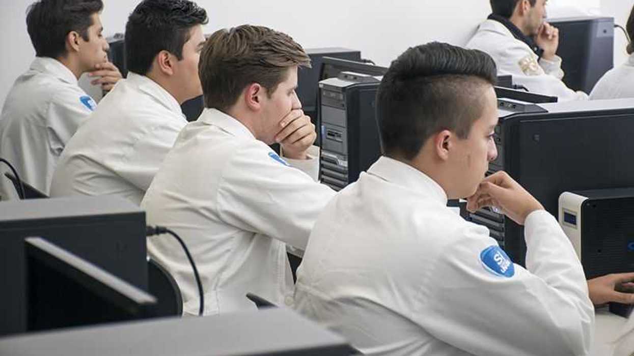 Alumnos de Medicina en CDMX vuelven a las aulas.