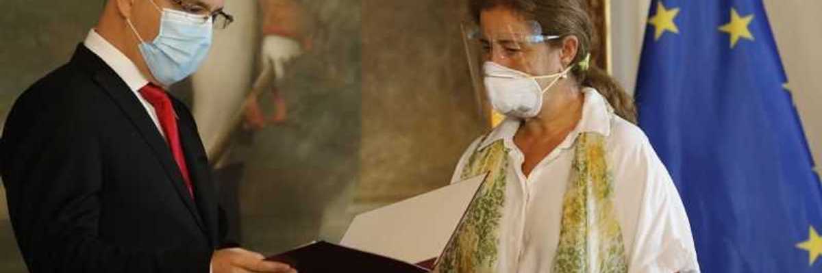 Venezuela declara persona no grata a Isabel Brilhante.