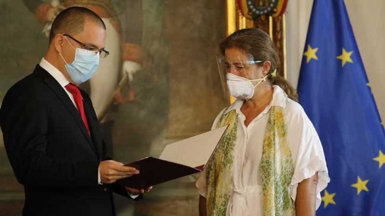 Venezuela declara persona no grata a Isabel Brilhante.