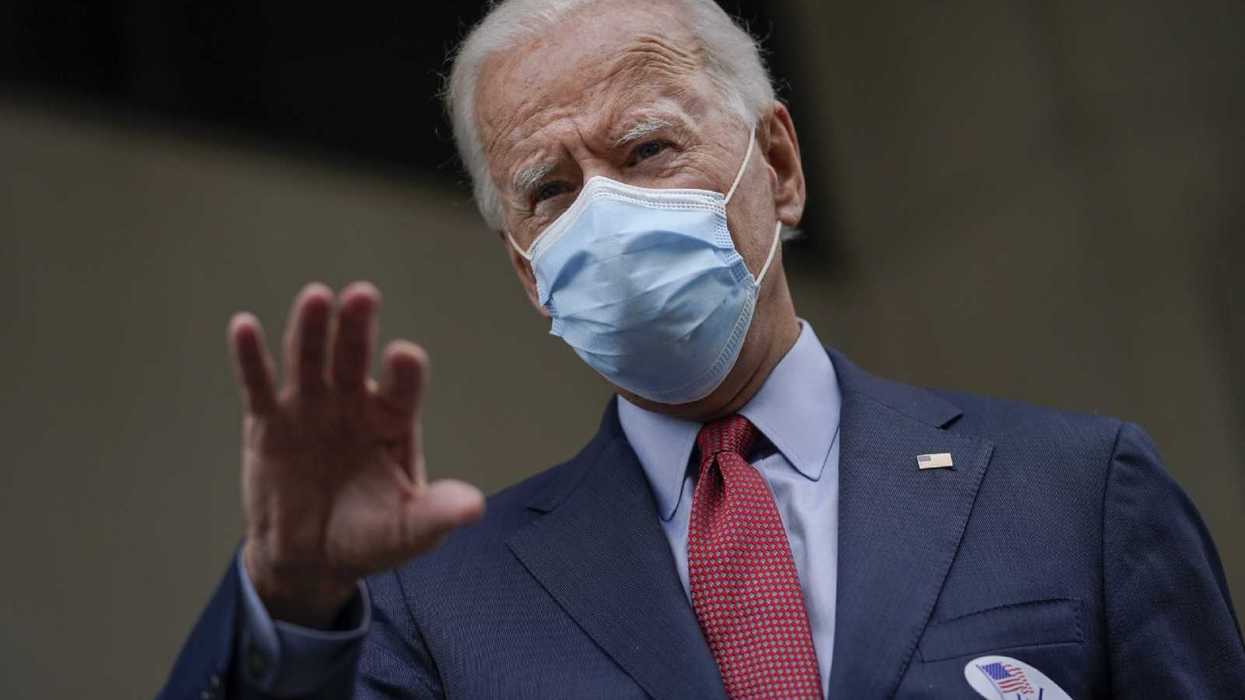 Joe Biden revoca prohibición a migrantes.
