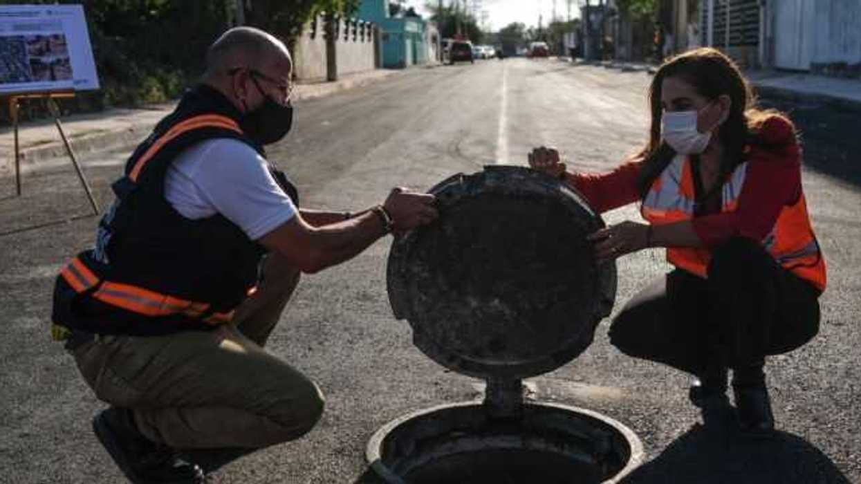 Construcción de drenaje en Cancún.