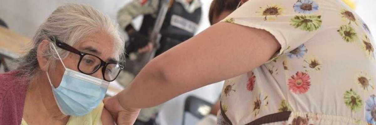 Inicia vacunación de adultos mayores contra COVID-19 en 18 municipios más del Estado de México.