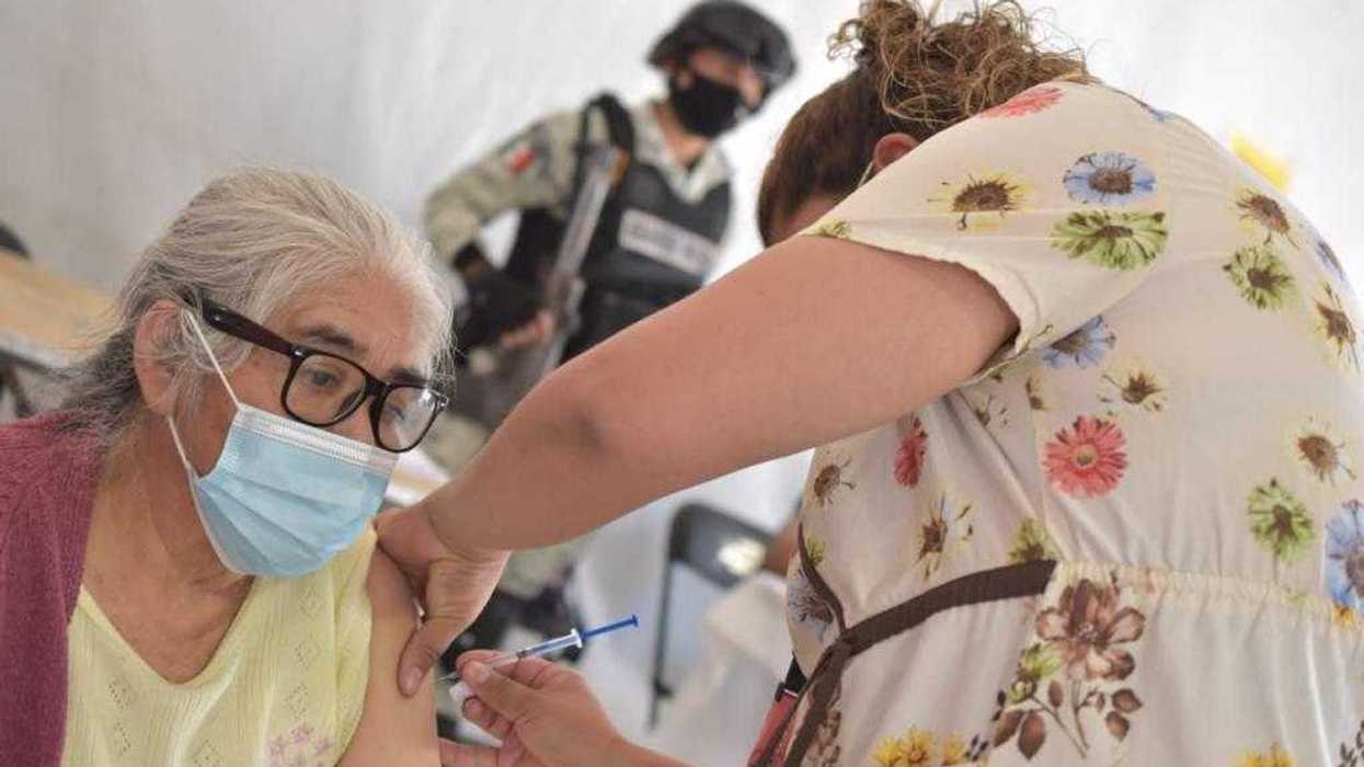 Inicia vacunación de adultos mayores contra COVID-19 en 18 municipios más del Estado de México.