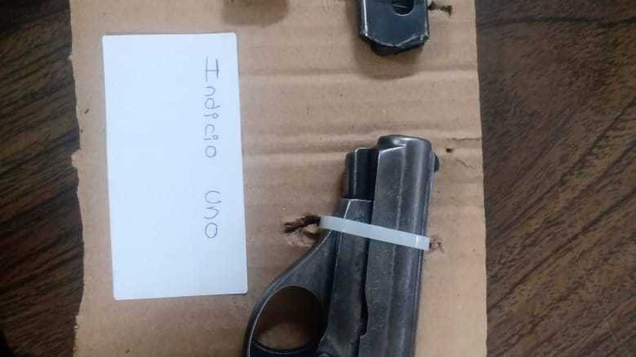 Policía de Ecatepec detiene a 2 sujetos después de robar camioneta de lujo.