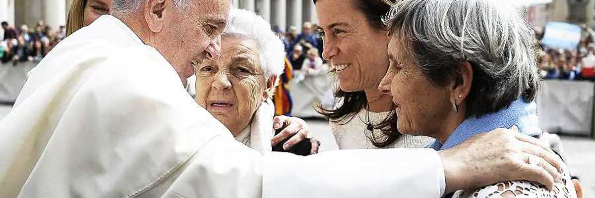 Pide el Papa que las mujeres sean respetadas y defendidas.