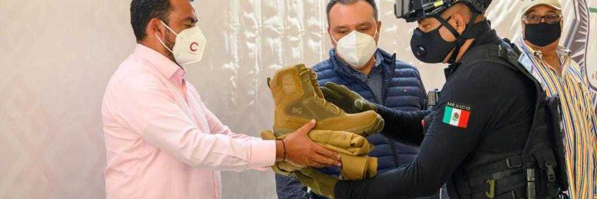 Entregan uniformes y equipamiento a elementos de seguridad pública de Coacalco, Estado de México.