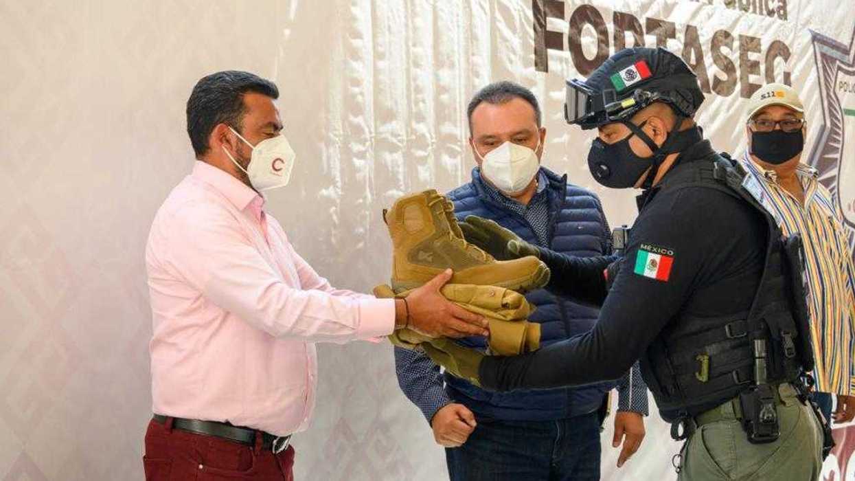 Entregan uniformes y equipamiento a elementos de seguridad pública de Coacalco, Estado de México.