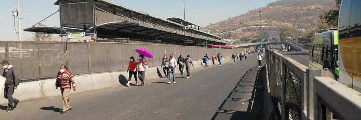 Miles de personas son afectadas por bloqueo de transporte público en la autopista Mexico - Pachuca.