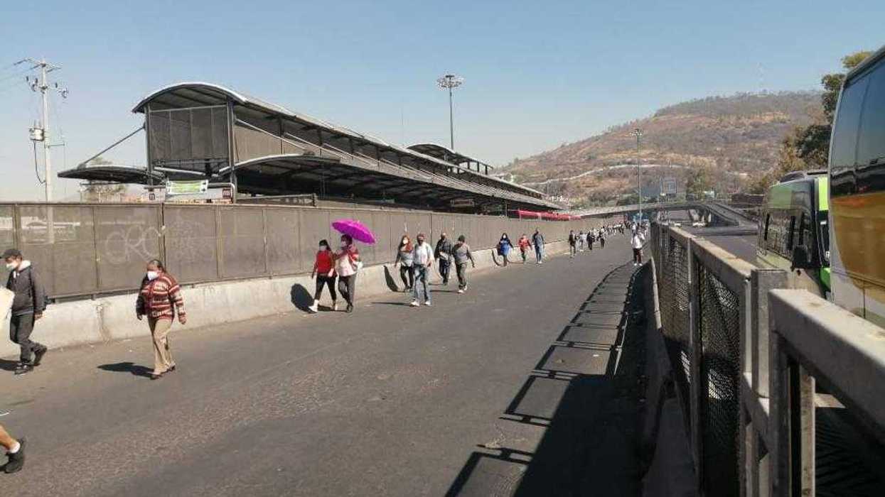 Miles de personas son afectadas por bloqueo de transporte público en la autopista Mexico - Pachuca.