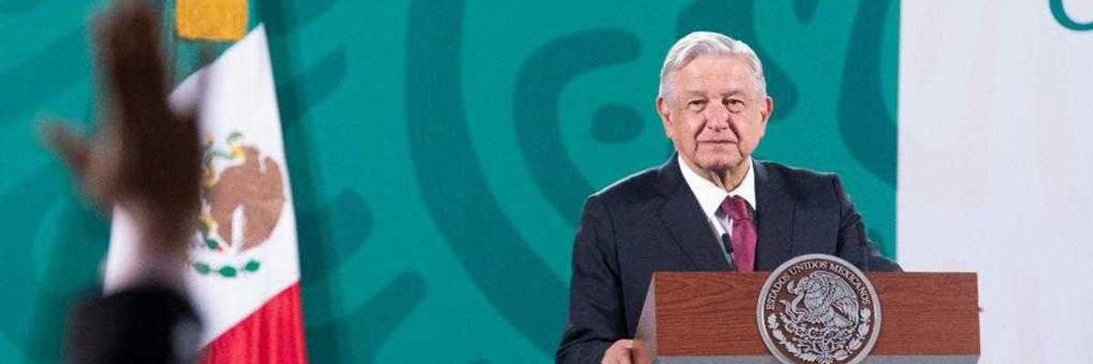 Manifestantes querían quemar la puerta de Palacio Nacional: AMLO.