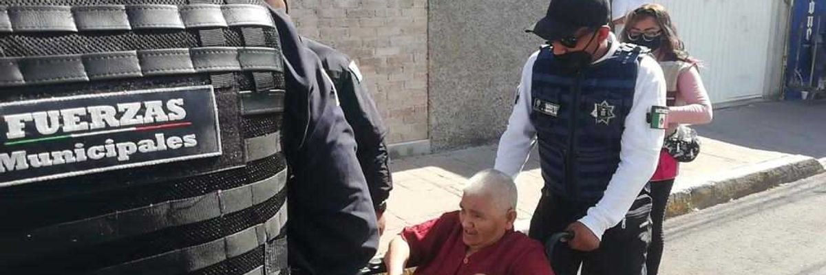 Implementa Nezahualcóyotl brigadas domiciliarias para aplicar vacunas anti COVID-19 a adultos mayores de 60 años.